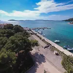 By The Sea Apartment *