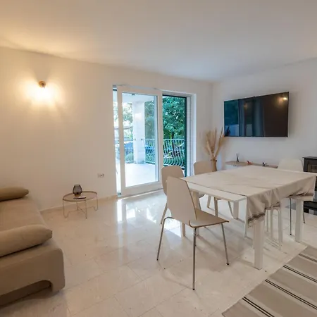 By The Sea アパート *