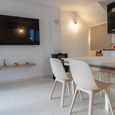 By The Sea アパート *